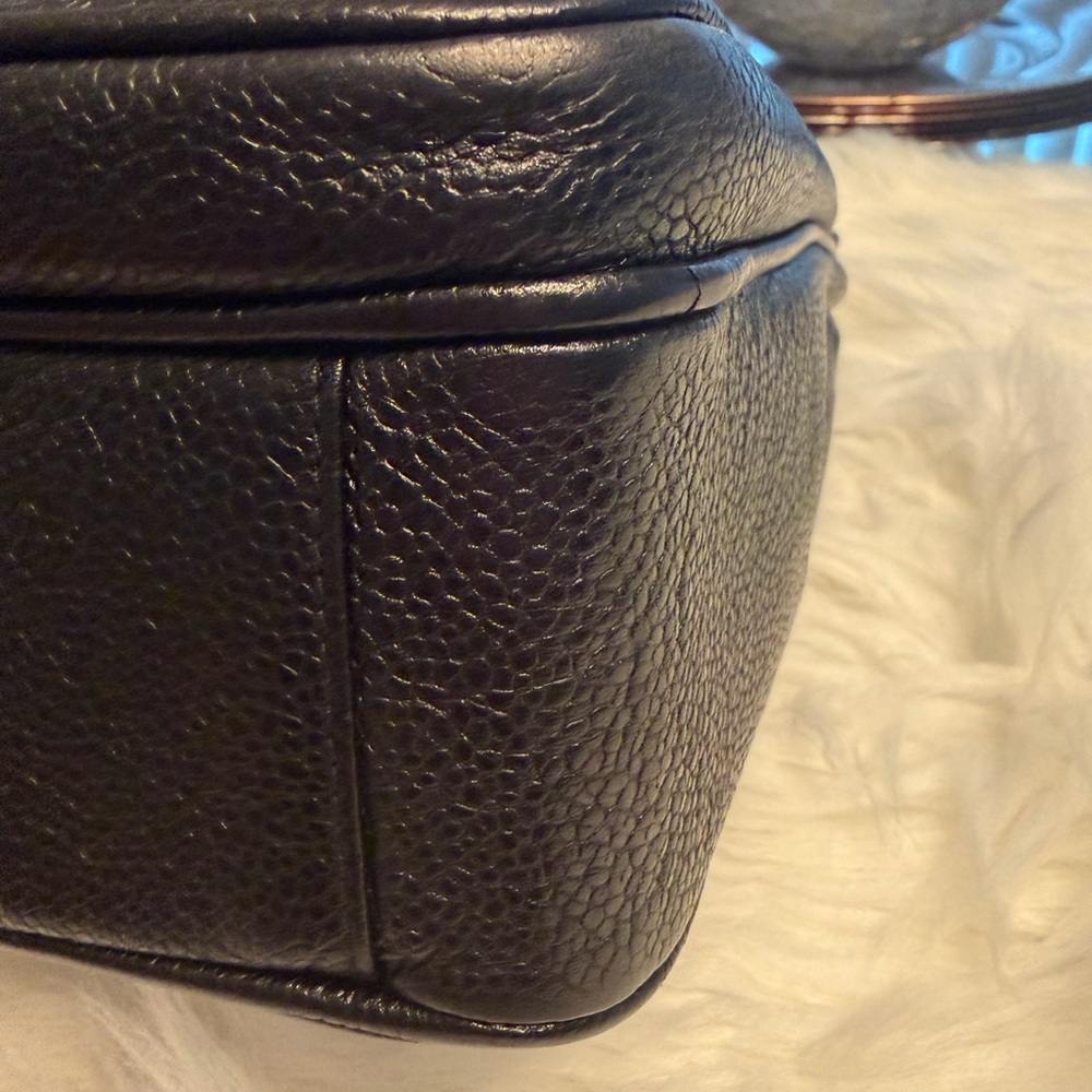 CHANEL Vintage Black Leather Shoulder Bag with CC Logo & CC Turn-Lock Closure - Picture 7 of 16